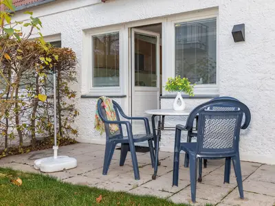 Dachterrasse mit Gartenmöbeln und Grünfläche