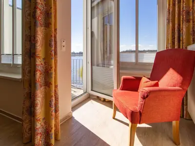 Wohnbereich mit Sessel und Ausblick