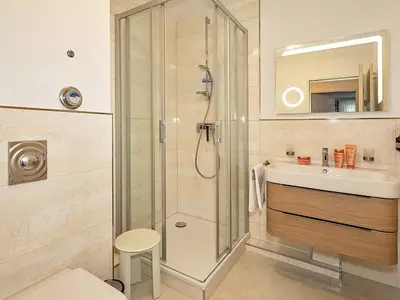 Badezimmer mit Dusche