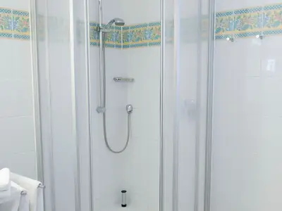 Badezimmer mit Dusche