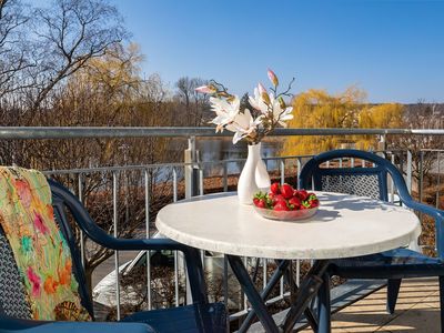 Balkon mit Gartenmöbeln