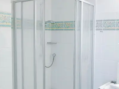 Badezimmer mit Dusche