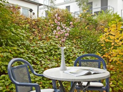 Terrasse mit Gartenmöbeln