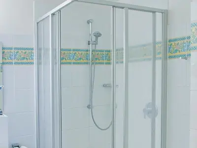 Badezimmer mit Dusche