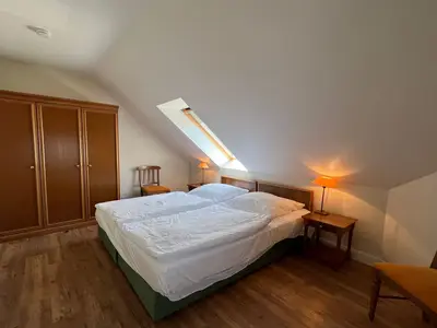Schlafzimmer mit Doppelbett