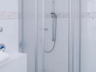Badezimmer mit Dusche