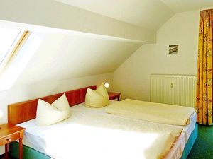 Schlafzimmer mit Doppelbett