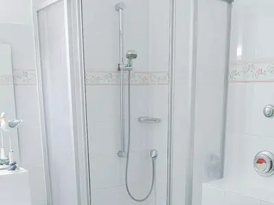 Badezimmer mit Dusche