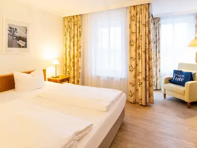 Schlafzimmer mit Doppelbett