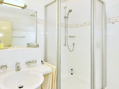 Badezimmer mit Dusche