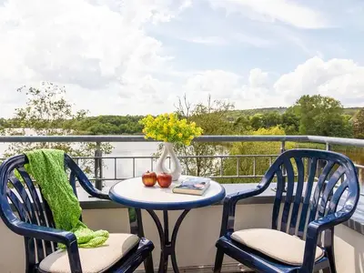 Balkon mit Gartenmöbeln
