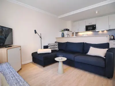 Wohnbereich mit Schlafsofa und TV