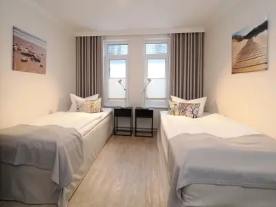 Schlafzimmer mit zwei Einzelbetten