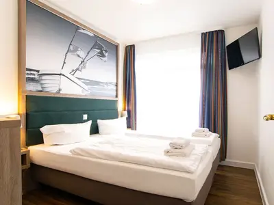 Schlafzimmer mit großen Doppelbett