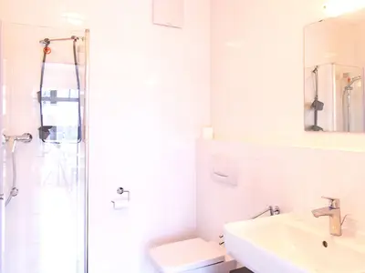 Badezimmer mit Dusche und Waschtisch