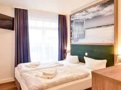 Schlafzimmer mit großen Doppelbett