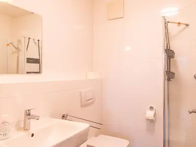 Badezimmer mit Dusche und Waschtisch