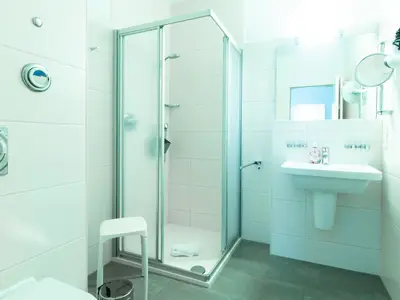 Badezimmer mit Dusche und Waschbecken