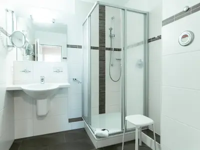 Badezimmer mit Dusche