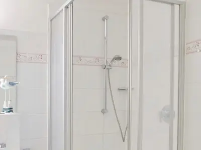 Badezimmer mit Dusche