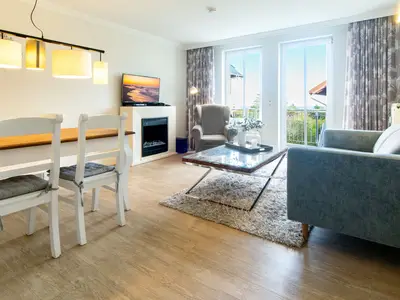 Wohn-Essbereich mit Couch und Esstisch