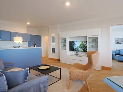 Wohn-Essbereich mit Couch und Flatscreen-TV