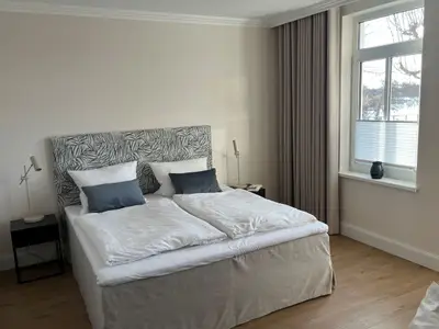 Schlafzimmer mit Doppelbett