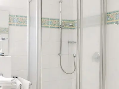 Badezimmer mit Dusche