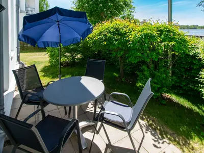 Terrasse mit Gartenmöbeln