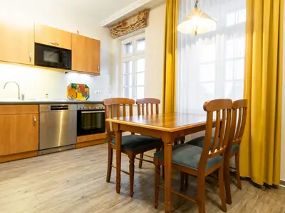 Küchenzeile mit Esstisch und Sitzgelegenheit