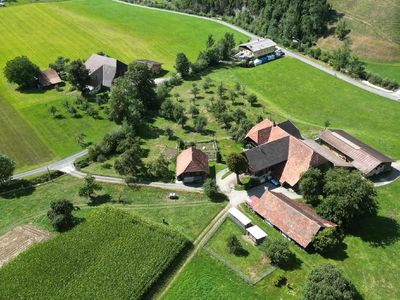 Unser Hof mit Ausblick Richtung Bärau. August 2022