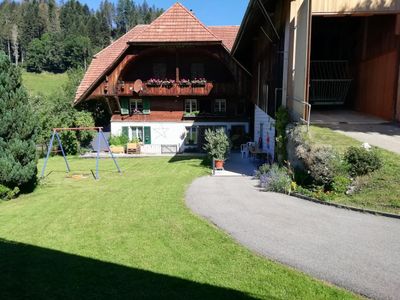 Zugang zum Haus und Terrasse, Sitzplatz nebst dem Gartensitzplatz. 