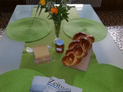 Der obligate Zopf mit Konfitüre für am Sonntag. Dazu die hiesige Lektüre.