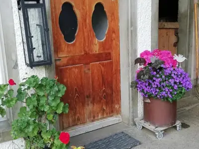 Eingangstüre, die hoch zur Ferienwohnung führt.