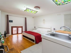 23699468-Ferienwohnung-2-Bari-300x225-5