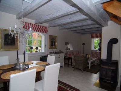 Wohn- und Essbereich mit gemütlichem Ofen