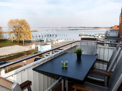 Balkon mit Zugang vor der Küche