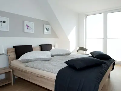 Schlafzimmer 1 mit Zugang zum Balkon