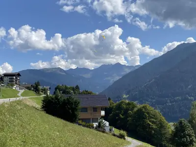 Gleitschirmflieger über Haus Helios