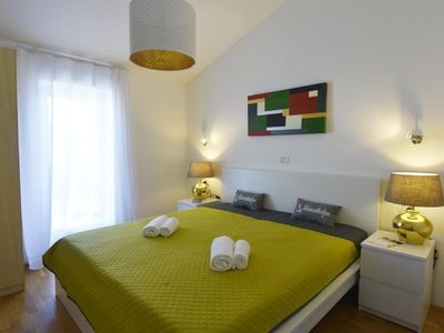 Das große Schlafzimmer mit Balkon und Kleiderschrank