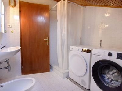 Das Badezimmer mit Waschmaschine und Trockner