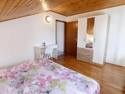 Das Schlafzimmer mit Kleiderschrank und Spiegel