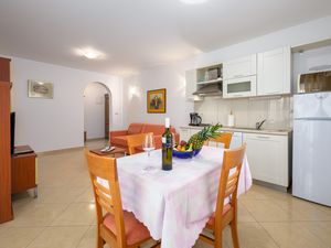 23927374-Ferienwohnung-4-Basanija-300x225-4