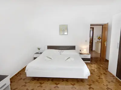 Das Schlafzimmer mit einem Doppelbett