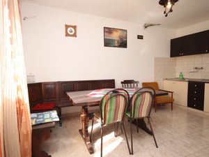 19127388-Ferienwohnung-8-Basina-300x225-2