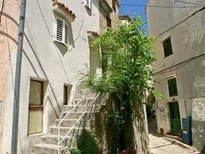 das Haus, in dem sich die Ferienwohnung befindet