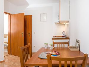 24002193-Ferienwohnung-4-Baska Voda-300x225-2