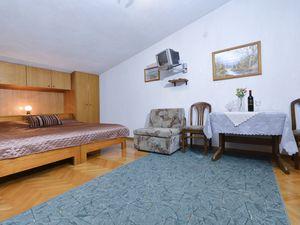 19113160-Ferienwohnung-2-Baska Voda-300x225-1