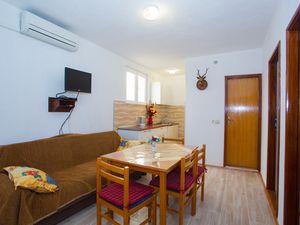 23929548-Ferienwohnung-4-Baska Voda-300x225-1