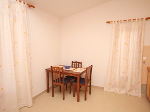 23926947-Ferienwohnung-4-Baska Voda-300x225-3